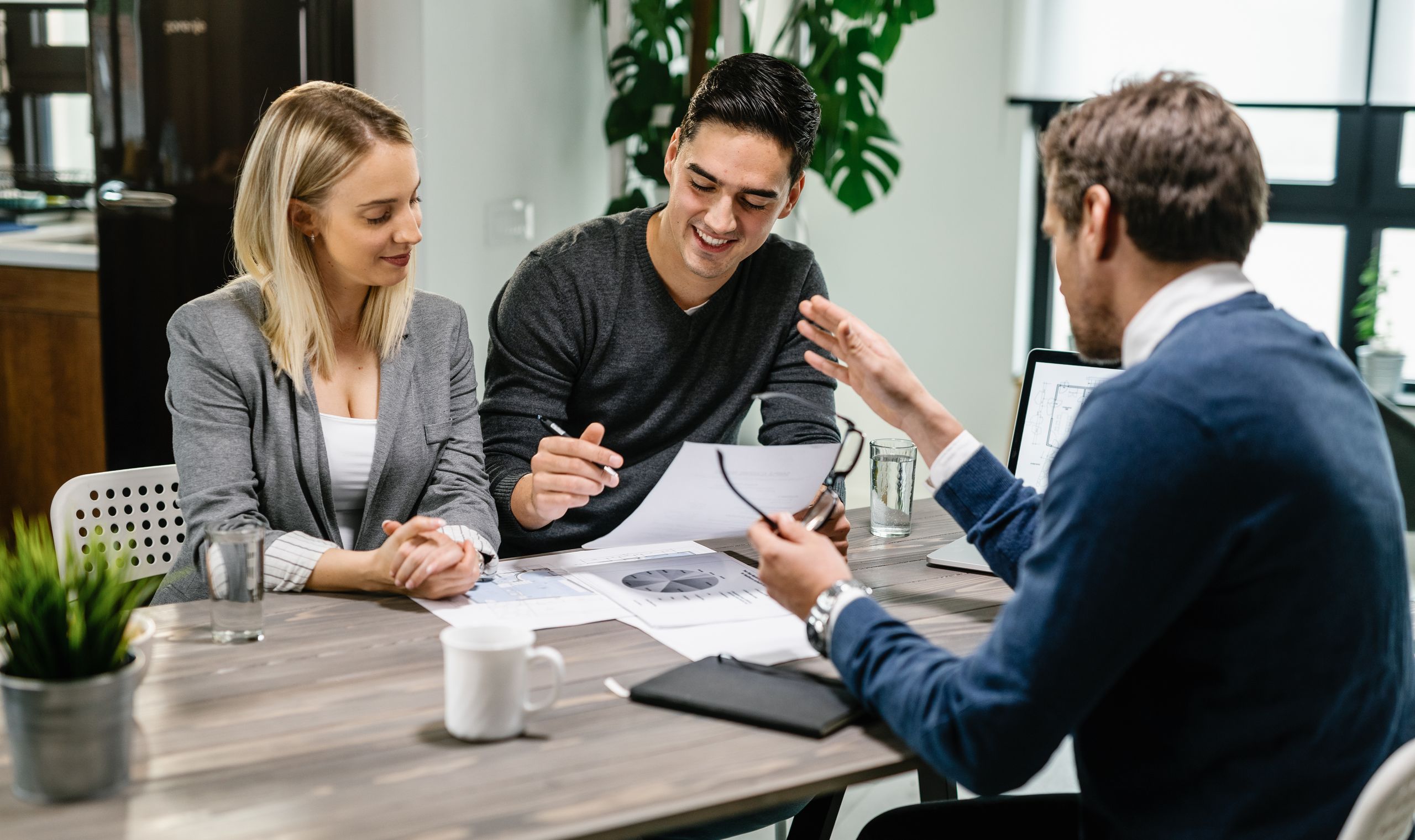 Conseiller financier en consultation avec un client